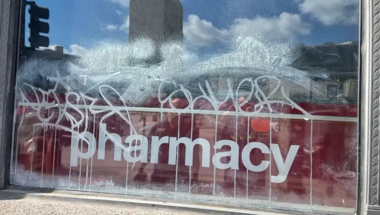 shop window grafitti cleaning