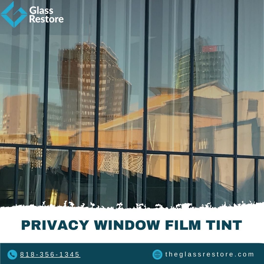 Película de protección en vidrio comercial — la película antigraffiti se ve transparente desde la calle